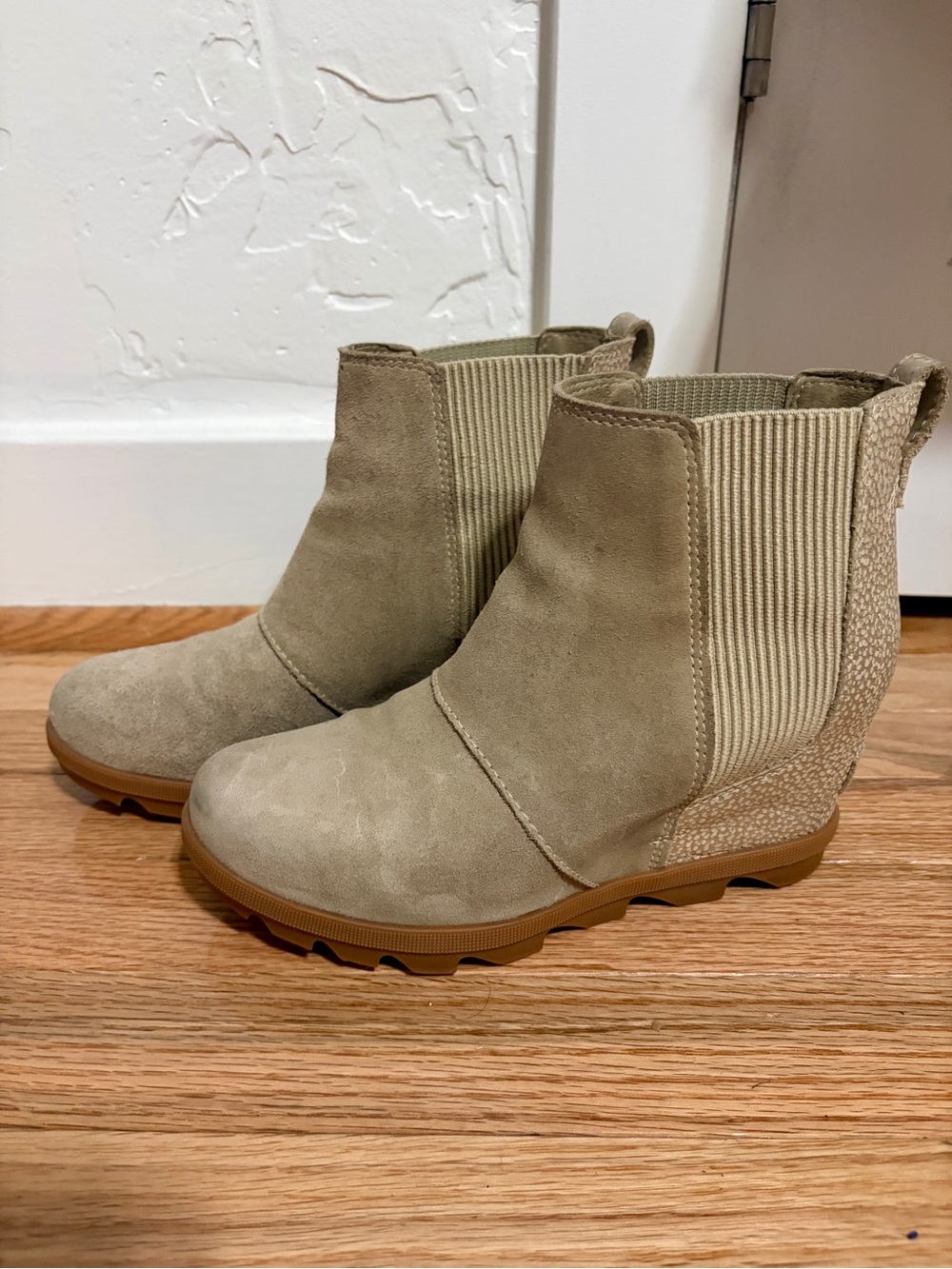 Women’s Sorel Joan of Arctic Leather Chelsea Waterproof Boot Lug Sole